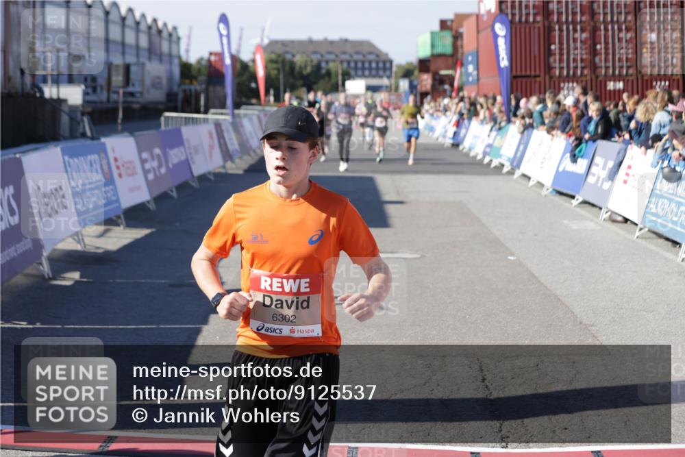 03.10.2025 - Köhlbrandbrückenlauf Jannik Wohlers http://msf.ph/oto/9125537 03.10.2025 13:07:14 Ziel 4444, 4649, 4804, 6065, 6302, 6427, 6467, 6822 meine-sportfotos.de