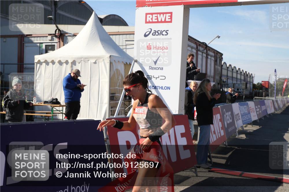 03.10.2025 - Köhlbrandbrückenlauf Jannik Wohlers http://msf.ph/oto/9125697 03.10.2025 12:46:52 Ziel 4027, 6483, 6516, 6740 meine-sportfotos.de