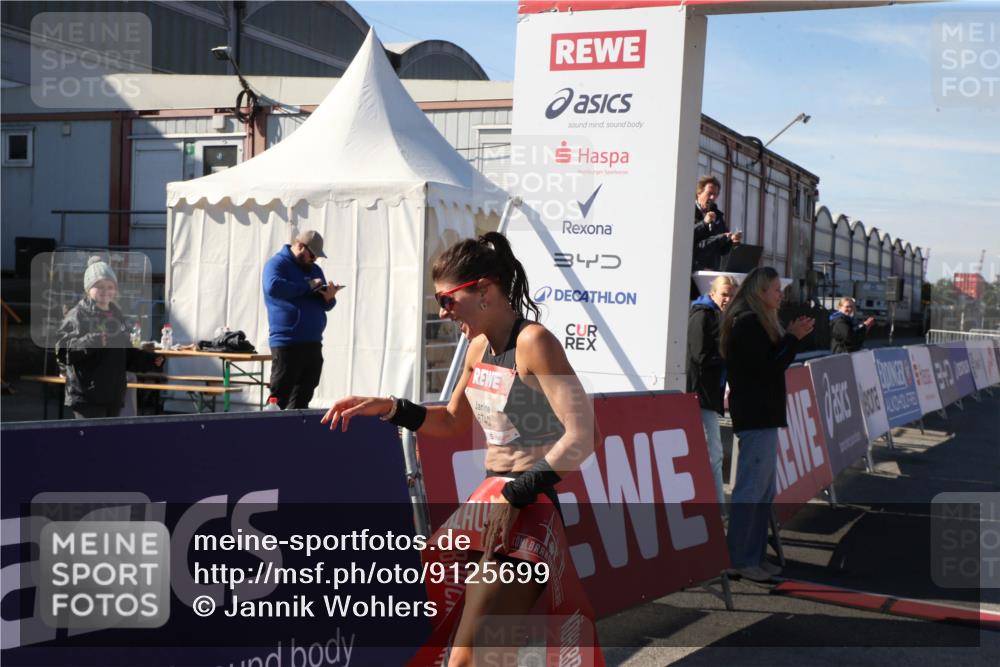 03.10.2025 - Köhlbrandbrückenlauf Jannik Wohlers http://msf.ph/oto/9125699 03.10.2025 12:46:52 Ziel 4027, 6483, 6516, 6740 meine-sportfotos.de