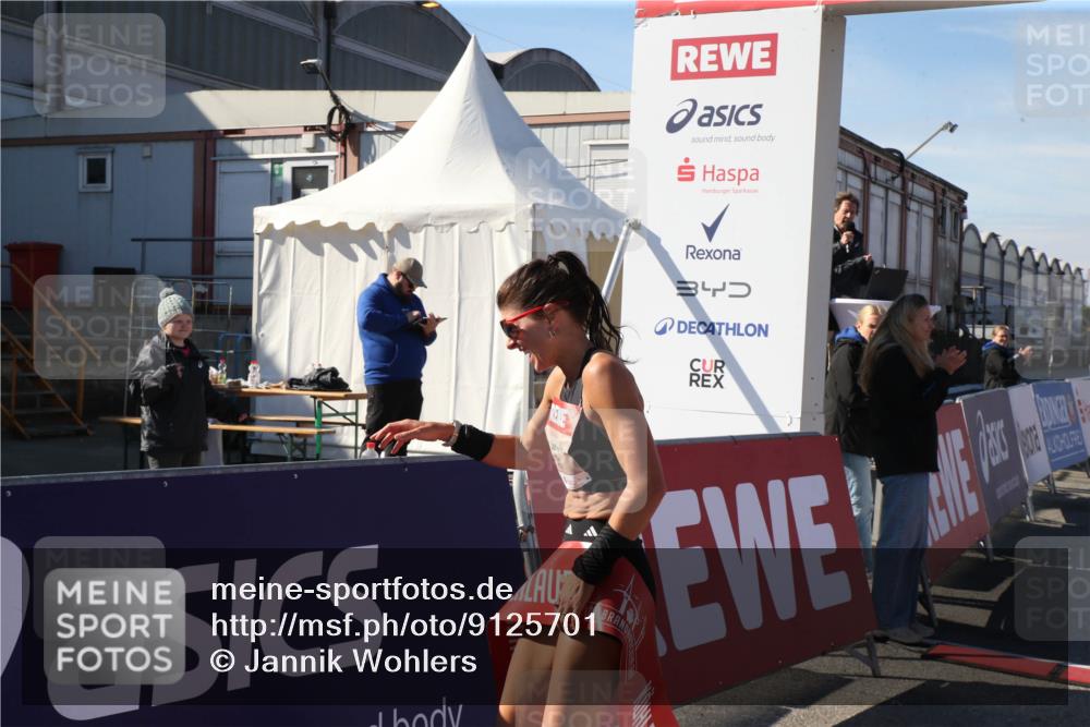 03.10.2025 - Köhlbrandbrückenlauf Jannik Wohlers http://msf.ph/oto/9125701 03.10.2025 12:46:52 Ziel 4027, 6483, 6516, 6740 meine-sportfotos.de