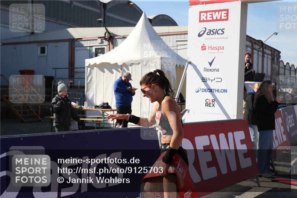 03.10.2025 - Köhlbrandbrückenlauf Jannik Wohlers http://msf.ph/oto/9125703 03.10.2025 12:46:52 Ziel 4027, 6483, 6516, 6740 meine-sportfotos.de