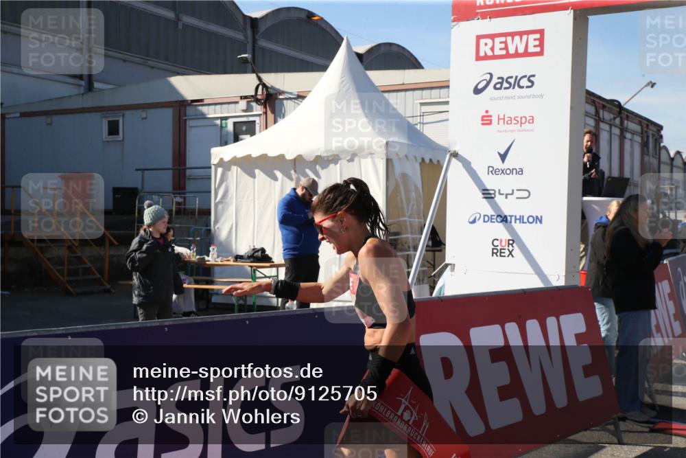 03.10.2025 - Köhlbrandbrückenlauf Jannik Wohlers http://msf.ph/oto/9125705 03.10.2025 12:46:53 Ziel 4027, 6483, 6516, 6740 meine-sportfotos.de