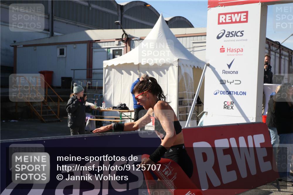 03.10.2025 - Köhlbrandbrückenlauf Jannik Wohlers http://msf.ph/oto/9125707 03.10.2025 12:46:53 Ziel 4027, 6483, 6516, 6740 meine-sportfotos.de