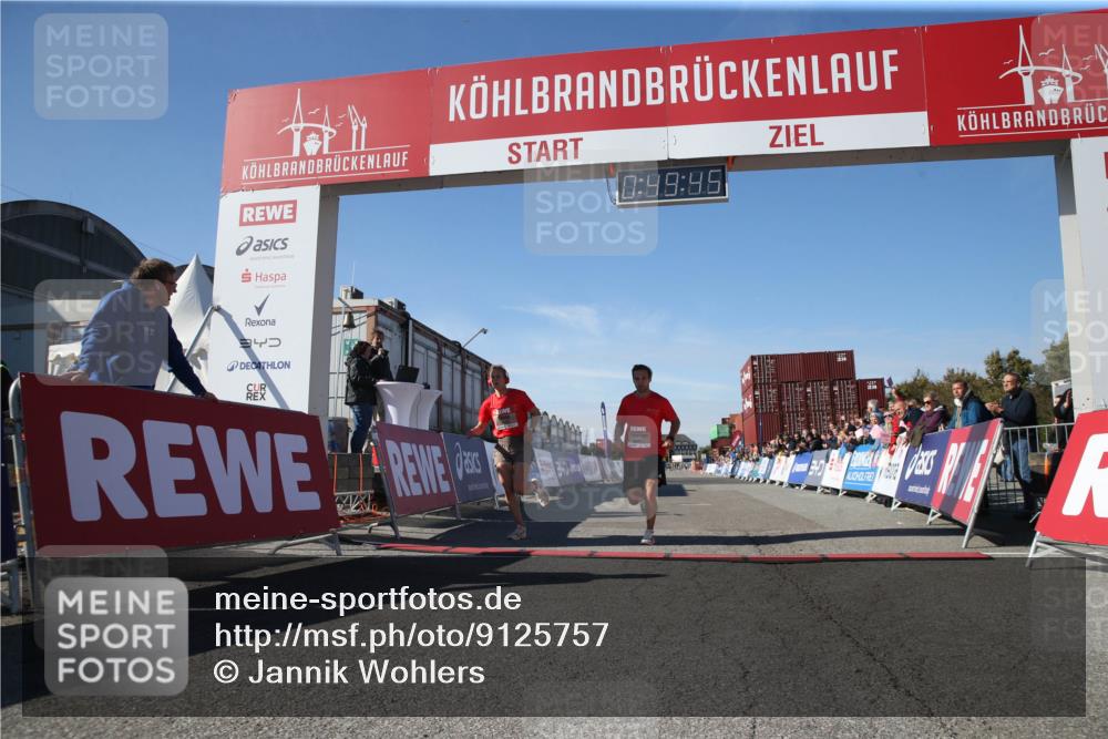 03.10.2025 - Köhlbrandbrückenlauf Jannik Wohlers http://msf.ph/oto/9125757 03.10.2025 12:49:45 Ziel 5687, 5688, 6253, 6482 meine-sportfotos.de