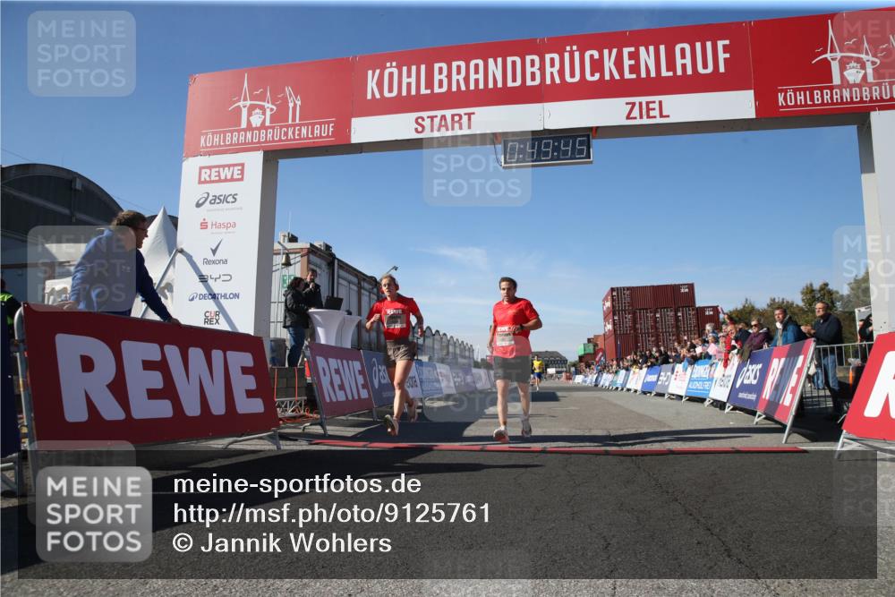 03.10.2025 - Köhlbrandbrückenlauf Jannik Wohlers http://msf.ph/oto/9125761 03.10.2025 12:49:46 Ziel 5687, 5688, 6253 meine-sportfotos.de