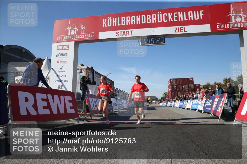 03.10.2025 - Köhlbrandbrückenlauf Jannik Wohlers http://msf.ph/oto/9125763 03.10.2025 12:49:46 Ziel 5687, 5688, 6253 meine-sportfotos.de