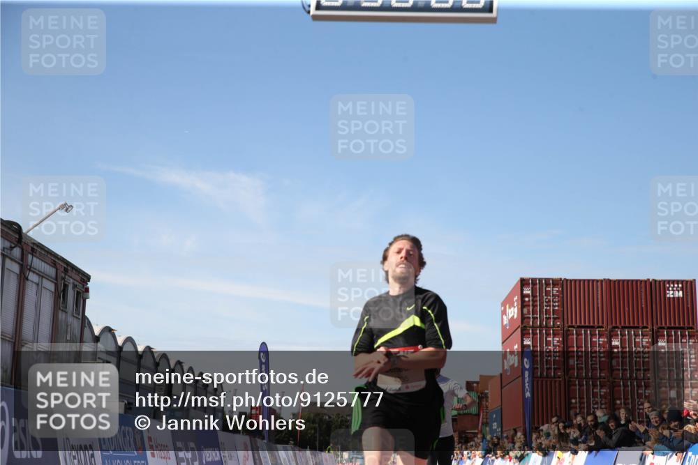 03.10.2025 - Köhlbrandbrückenlauf Jannik Wohlers http://msf.ph/oto/9125777 03.10.2025 12:50:07 Ziel 4035, 6086 meine-sportfotos.de