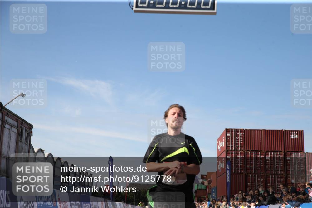 03.10.2025 - Köhlbrandbrückenlauf Jannik Wohlers http://msf.ph/oto/9125778 03.10.2025 12:50:07 Ziel 4035, 6086 meine-sportfotos.de