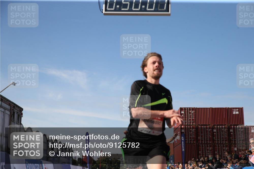 03.10.2025 - Köhlbrandbrückenlauf Jannik Wohlers http://msf.ph/oto/9125782 03.10.2025 12:50:07 Ziel 4035, 6086 meine-sportfotos.de