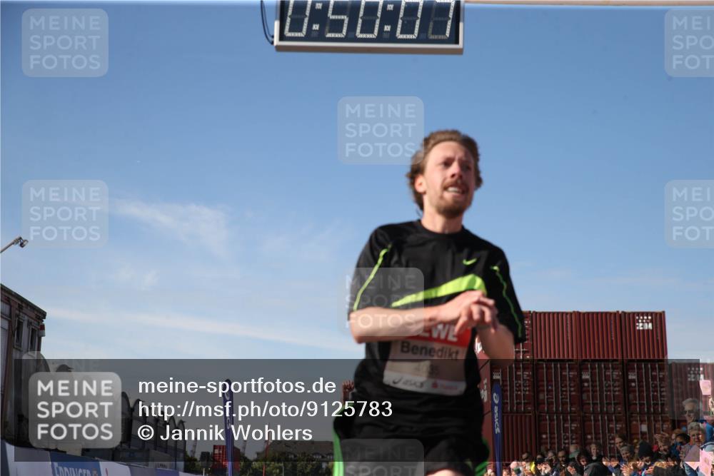 03.10.2025 - Köhlbrandbrückenlauf Jannik Wohlers http://msf.ph/oto/9125783 03.10.2025 12:50:07 Ziel 4035, 6086 meine-sportfotos.de
