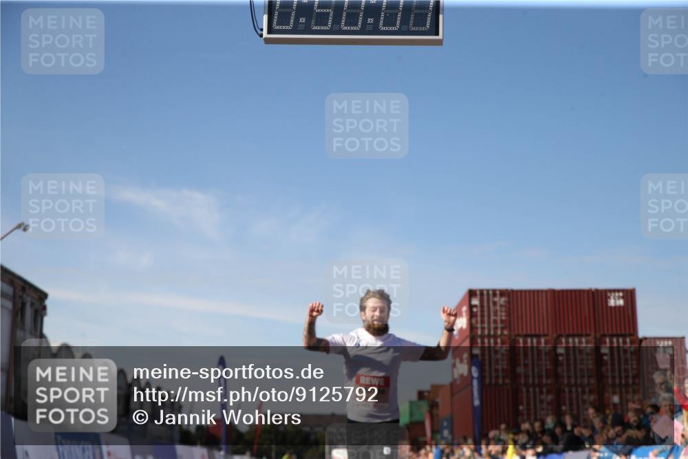 03.10.2025 - Köhlbrandbrückenlauf Jannik Wohlers http://msf.ph/oto/9125792 03.10.2025 12:50:08 Ziel 4035, 6086 meine-sportfotos.de
