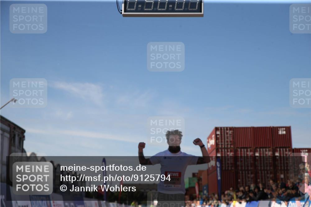 03.10.2025 - Köhlbrandbrückenlauf Jannik Wohlers http://msf.ph/oto/9125794 03.10.2025 12:50:08 Ziel 4035, 6086 meine-sportfotos.de