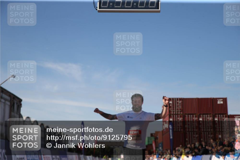 03.10.2025 - Köhlbrandbrückenlauf Jannik Wohlers http://msf.ph/oto/9125795 03.10.2025 12:50:08 Ziel 4035, 6086 meine-sportfotos.de