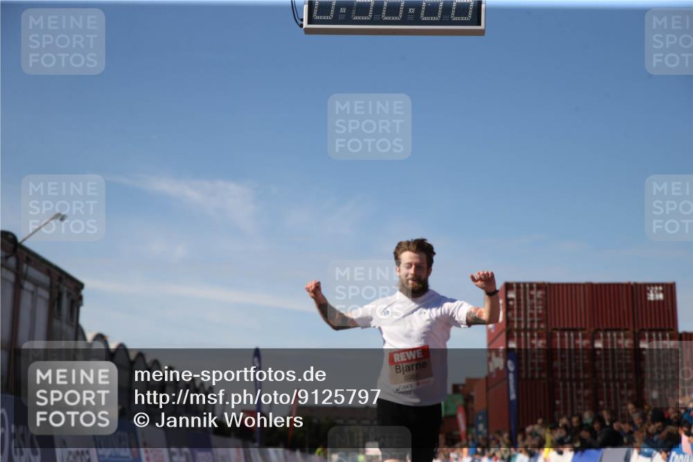 03.10.2025 - Köhlbrandbrückenlauf Jannik Wohlers http://msf.ph/oto/9125797 03.10.2025 12:50:08 Ziel 4035, 6086 meine-sportfotos.de