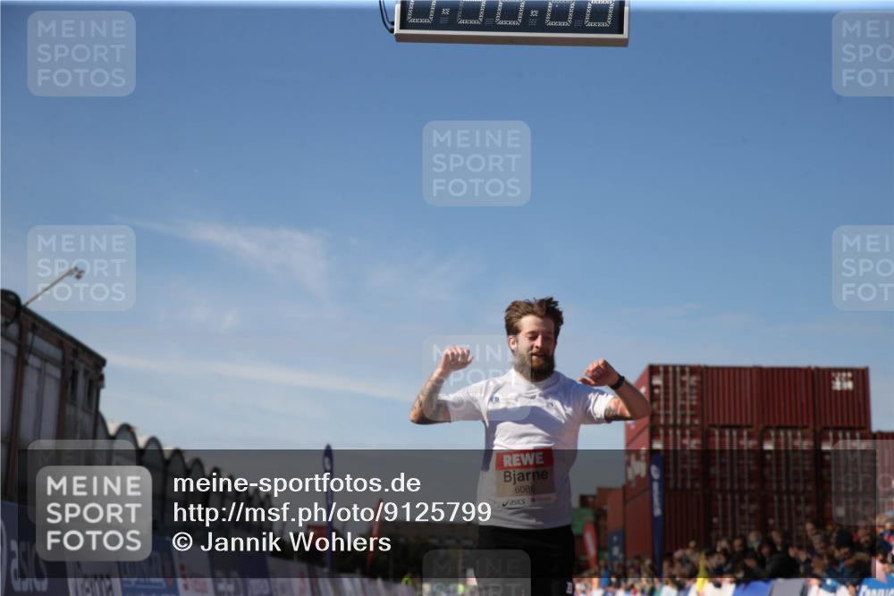 03.10.2025 - Köhlbrandbrückenlauf Jannik Wohlers http://msf.ph/oto/9125799 03.10.2025 12:50:08 Ziel 4035, 6086 meine-sportfotos.de