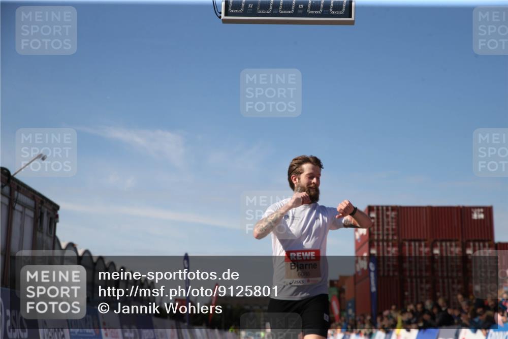 03.10.2025 - Köhlbrandbrückenlauf Jannik Wohlers http://msf.ph/oto/9125801 03.10.2025 12:50:08 Ziel 4035, 6086 meine-sportfotos.de