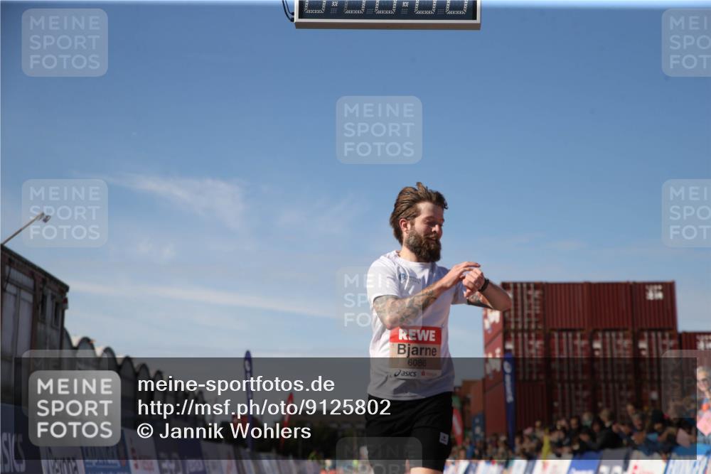 03.10.2025 - Köhlbrandbrückenlauf Jannik Wohlers http://msf.ph/oto/9125802 03.10.2025 12:50:08 Ziel 4035, 6086 meine-sportfotos.de