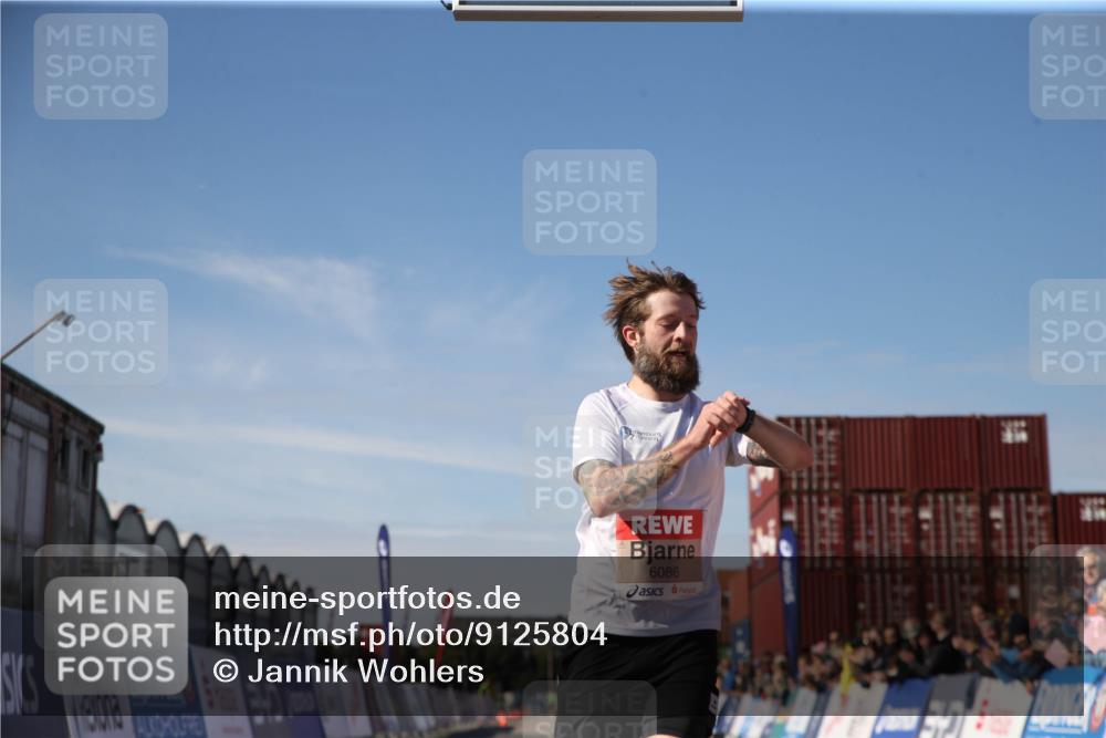 03.10.2025 - Köhlbrandbrückenlauf Jannik Wohlers http://msf.ph/oto/9125804 03.10.2025 12:50:08 Ziel 4035, 6086 meine-sportfotos.de