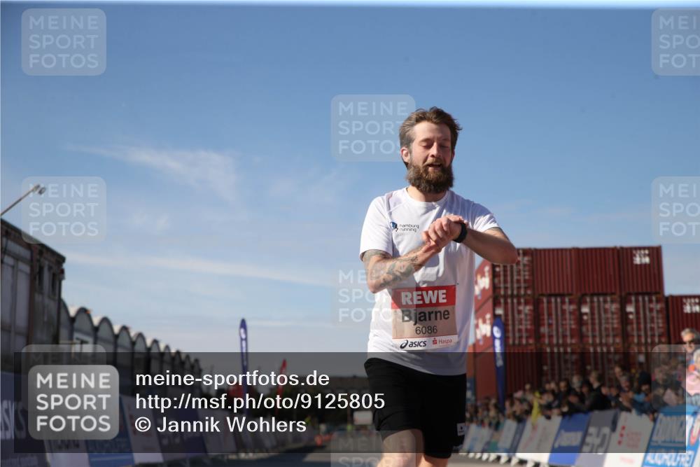 03.10.2025 - Köhlbrandbrückenlauf Jannik Wohlers http://msf.ph/oto/9125805 03.10.2025 12:50:09 Ziel 4035, 6086 meine-sportfotos.de