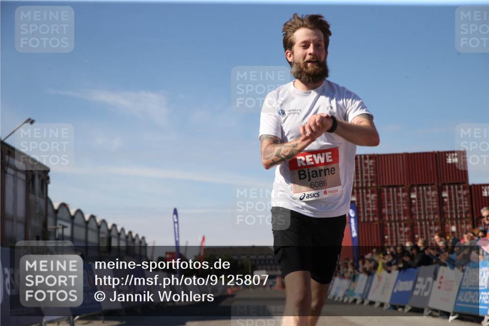 03.10.2025 - Köhlbrandbrückenlauf Jannik Wohlers http://msf.ph/oto/9125807 03.10.2025 12:50:09 Ziel 4035, 6086 meine-sportfotos.de