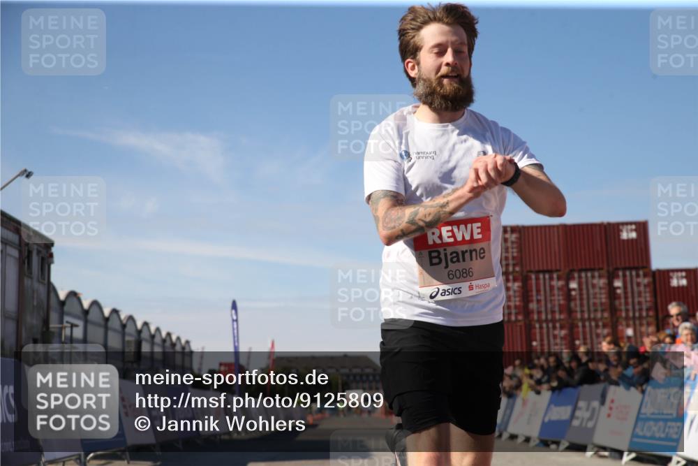 03.10.2025 - Köhlbrandbrückenlauf Jannik Wohlers http://msf.ph/oto/9125809 03.10.2025 12:50:09 Ziel 4035, 6086 meine-sportfotos.de