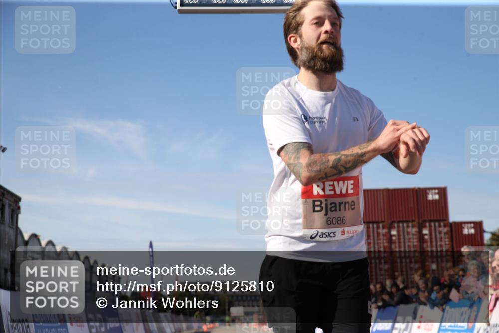 03.10.2025 - Köhlbrandbrückenlauf Jannik Wohlers http://msf.ph/oto/9125810 03.10.2025 12:50:09 Ziel 4035, 6086 meine-sportfotos.de