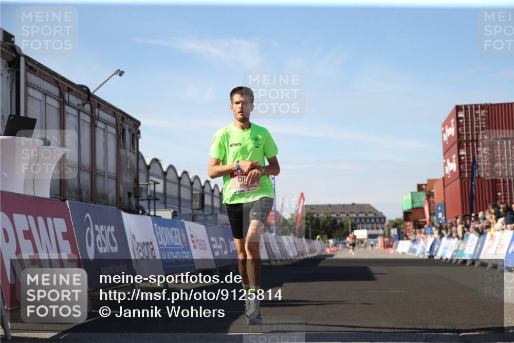 03.10.2025 - Köhlbrandbrückenlauf Jannik Wohlers http://msf.ph/oto/9125814 03.10.2025 12:50:39 Ziel 6248 meine-sportfotos.de