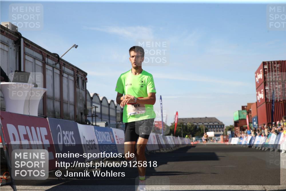 03.10.2025 - Köhlbrandbrückenlauf Jannik Wohlers http://msf.ph/oto/9125818 03.10.2025 12:50:39 Ziel 6248 meine-sportfotos.de