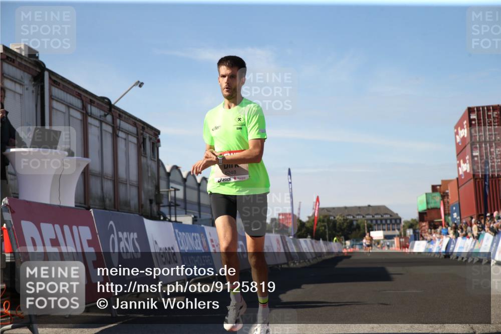 03.10.2025 - Köhlbrandbrückenlauf Jannik Wohlers http://msf.ph/oto/9125819 03.10.2025 12:50:39 Ziel 6248 meine-sportfotos.de