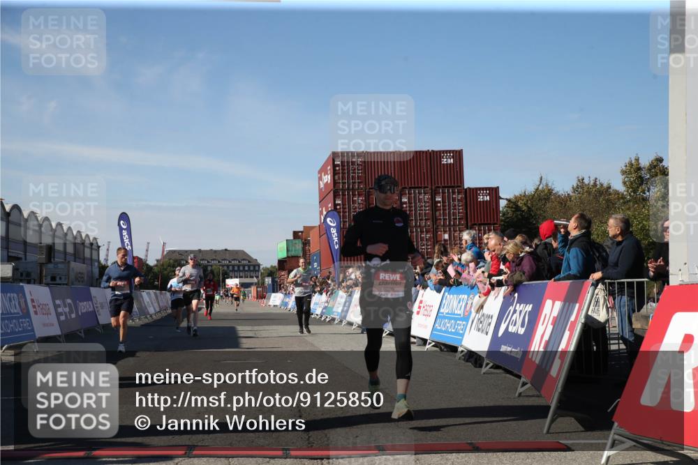 03.10.2025 - Köhlbrandbrückenlauf Jannik Wohlers http://msf.ph/oto/9125850 03.10.2025 12:57:30 Ziel 4105, 4150, 4186, 4518, 6015, 6020, 6122, 6767 meine-sportfotos.de
