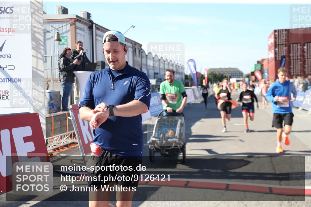 03.10.2025 - Köhlbrandbrückenlauf Jannik Wohlers http://msf.ph/oto/9126421 03.10.2025 13:22:19 Ziel 4239, 4706, 4934, 5072, 5235, 5272, 5400, 5401, 5720, 5851, 5929, 6173, 6188, 6416, 6531 meine-sportfotos.de