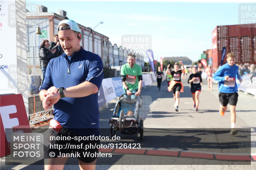 03.10.2025 - Köhlbrandbrückenlauf Jannik Wohlers http://msf.ph/oto/9126423 03.10.2025 13:22:19 Ziel 4239, 4706, 4934, 5072, 5235, 5272, 5400, 5401, 5720, 5851, 5929, 6173, 6188, 6416, 6531 meine-sportfotos.de