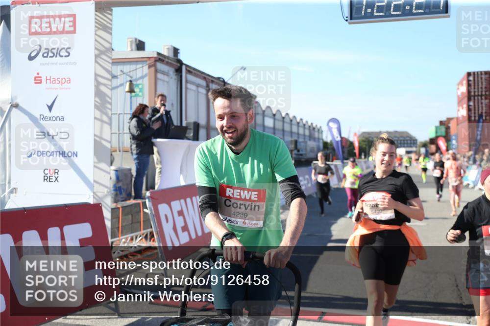 03.10.2025 - Köhlbrandbrückenlauf Jannik Wohlers http://msf.ph/oto/9126458 03.10.2025 13:22:21 Ziel 4239, 4706, 5072, 5235, 5272, 5400, 5401, 5720, 5851, 5929, 6188, 6531 meine-sportfotos.de