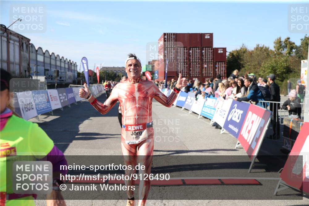 03.10.2025 - Köhlbrandbrückenlauf Jannik Wohlers http://msf.ph/oto/9126490 03.10.2025 13:22:26 Ziel 4239, 5072, 5214, 5235, 5272, 5400, 5401, 5720, 5839, 5851, 5929, 6188 meine-sportfotos.de