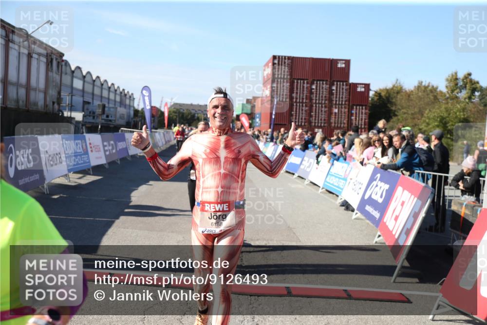 03.10.2025 - Köhlbrandbrückenlauf Jannik Wohlers http://msf.ph/oto/9126493 03.10.2025 13:22:26 Ziel 4239, 5072, 5214, 5235, 5272, 5400, 5401, 5720, 5839, 5851, 5929, 6188 meine-sportfotos.de