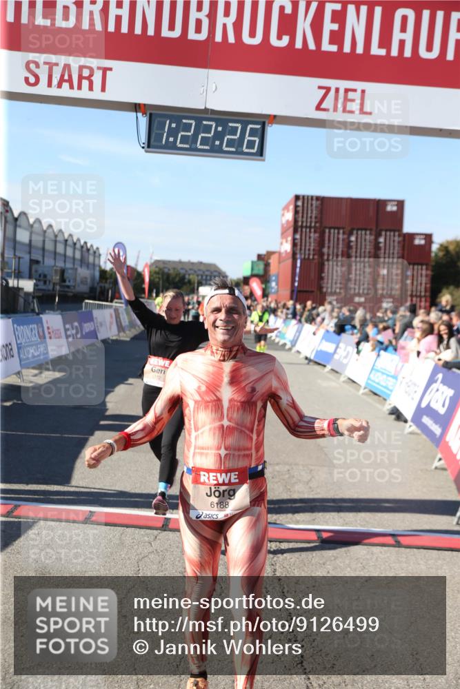 03.10.2025 - Köhlbrandbrückenlauf Jannik Wohlers http://msf.ph/oto/9126499 03.10.2025 13:22:27 Ziel 4239, 5072, 5214, 5272, 5400, 5401, 5720, 5839, 5851, 5929, 6188, 6733 meine-sportfotos.de