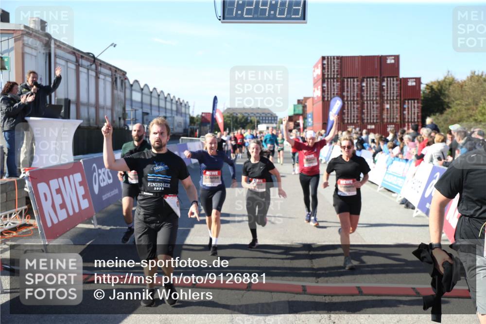 03.10.2025 - Köhlbrandbrückenlauf Jannik Wohlers http://msf.ph/oto/9126881 03.10.2025 13:24:03 Ziel 4647, 4657, 5106, 5361, 5387, 5389, 5419, 5431, 5709, 5742, 6119, 6442, 6443, 6557, 6643 meine-sportfotos.de