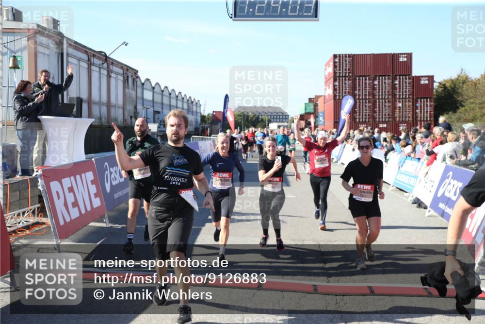 03.10.2025 - Köhlbrandbrückenlauf Jannik Wohlers http://msf.ph/oto/9126883 03.10.2025 13:24:03 Ziel 4647, 4657, 5106, 5361, 5387, 5389, 5419, 5431, 5709, 5742, 6119, 6442, 6443, 6557, 6643 meine-sportfotos.de