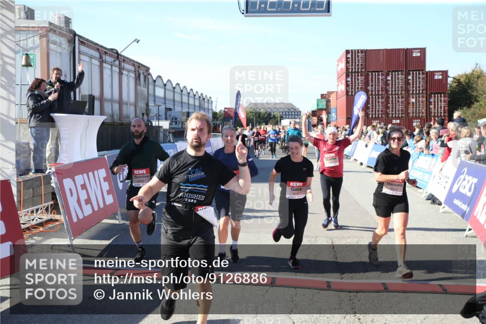 03.10.2025 - Köhlbrandbrückenlauf Jannik Wohlers http://msf.ph/oto/9126886 03.10.2025 13:24:03 Ziel 4647, 4657, 5106, 5361, 5387, 5389, 5419, 5431, 5709, 5742, 6119, 6442, 6443, 6557, 6643 meine-sportfotos.de
