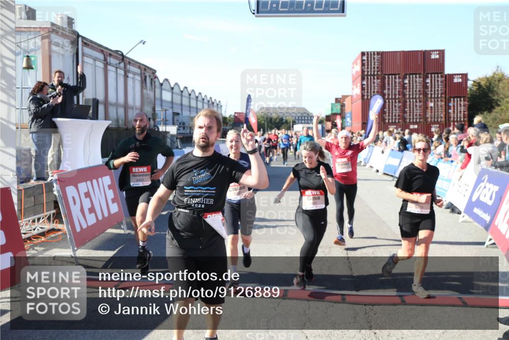 03.10.2025 - Köhlbrandbrückenlauf Jannik Wohlers http://msf.ph/oto/9126889 03.10.2025 13:24:03 Ziel 4647, 4657, 5106, 5361, 5387, 5389, 5419, 5431, 5709, 5742, 6119, 6442, 6443, 6557, 6643 meine-sportfotos.de