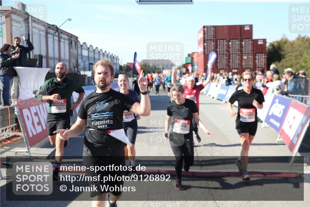 03.10.2025 - Köhlbrandbrückenlauf Jannik Wohlers http://msf.ph/oto/9126892 03.10.2025 13:24:04 Ziel 4647, 4657, 5106, 5361, 5387, 5389, 5419, 5709, 5742, 6119, 6442, 6443, 6557, 6643, 6701 meine-sportfotos.de