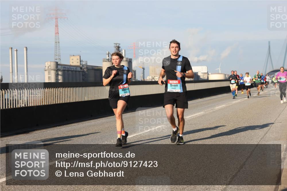 03.10.2025 - Köhlbrandbrückenlauf Lena Gebhardt http://msf.ph/oto/9127423 03.10.2025 09:47:14 Position 2 3465, 3462 meine-sportfotos.de