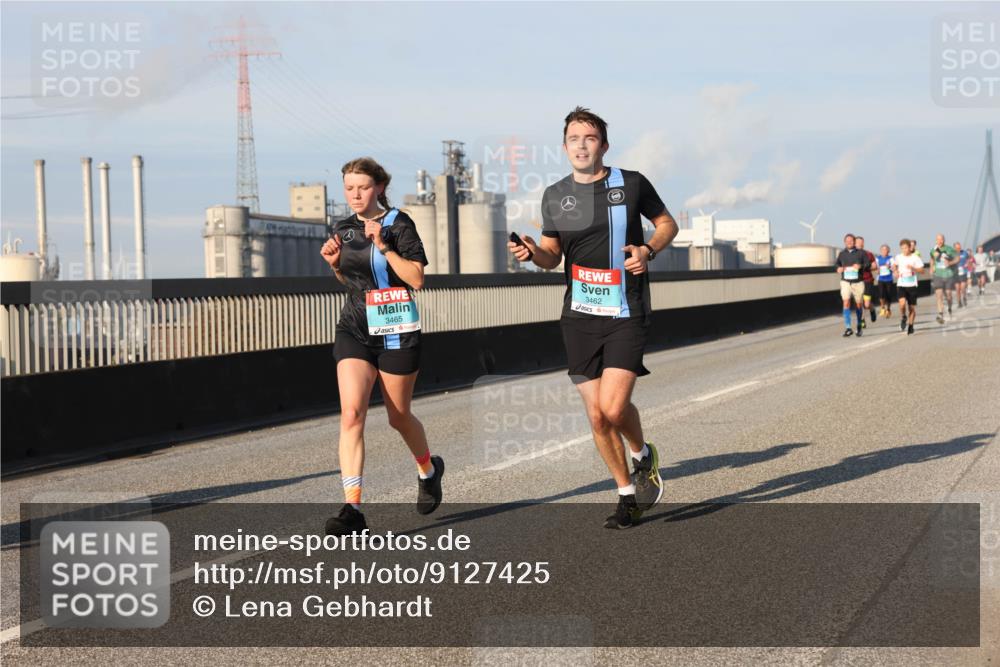 03.10.2025 - Köhlbrandbrückenlauf Lena Gebhardt http://msf.ph/oto/9127425 03.10.2025 09:47:14 Position 2 3465, 3462 meine-sportfotos.de