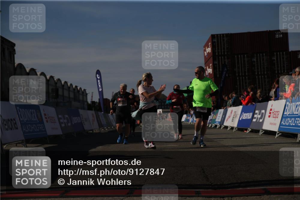 03.10.2025 - Köhlbrandbrückenlauf Jannik Wohlers http://msf.ph/oto/9127847 03.10.2025 13:37:04 Ziel 5262, 5287, 5303, 5507, 5592, 6104, 6380, 6381 meine-sportfotos.de