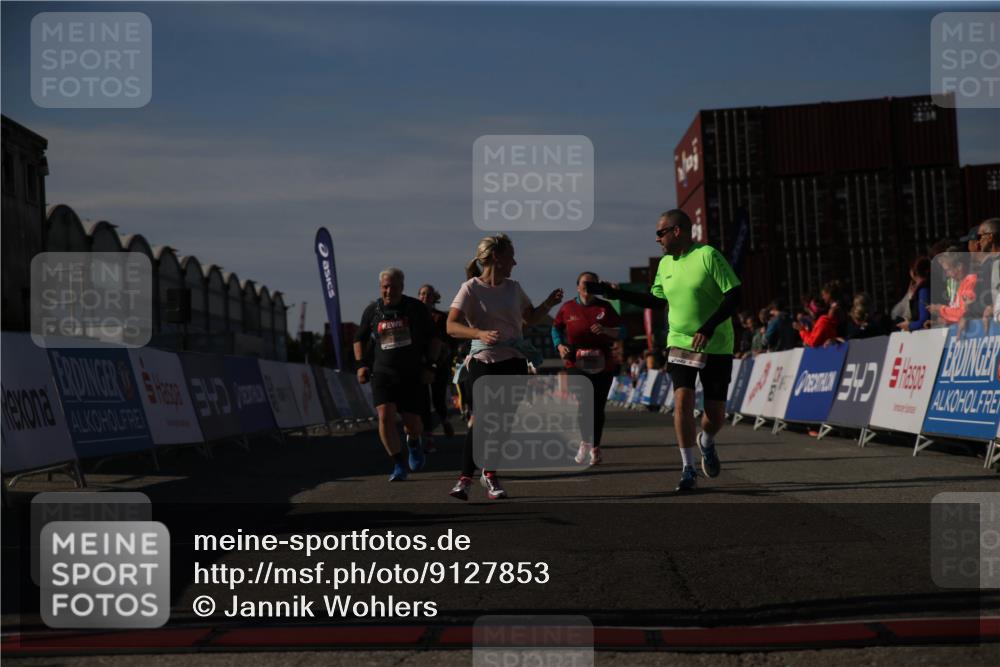 03.10.2025 - Köhlbrandbrückenlauf Jannik Wohlers http://msf.ph/oto/9127853 03.10.2025 13:37:04 Ziel 5262, 5287, 5303, 5507, 5592, 6104, 6380, 6381 meine-sportfotos.de