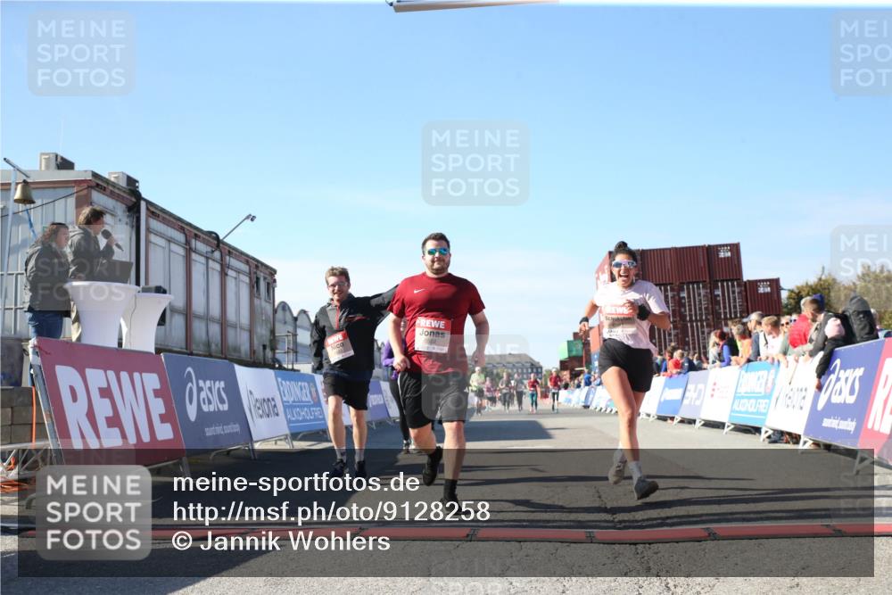 03.10.2025 - Köhlbrandbrückenlauf Jannik Wohlers http://msf.ph/oto/9128258 03.10.2025 13:38:23 Ziel 4435, 4697, 5139, 5335, 5439, 5509, 6581, 6582, 6583 meine-sportfotos.de