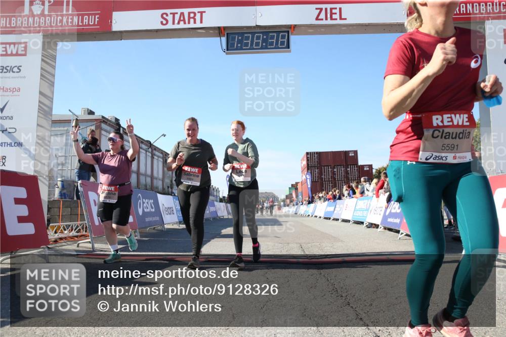 03.10.2025 - Köhlbrandbrückenlauf Jannik Wohlers http://msf.ph/oto/9128326 03.10.2025 13:38:38 Ziel 4697, 4884, 5564, 5590, 5591, 6179, 6201 meine-sportfotos.de