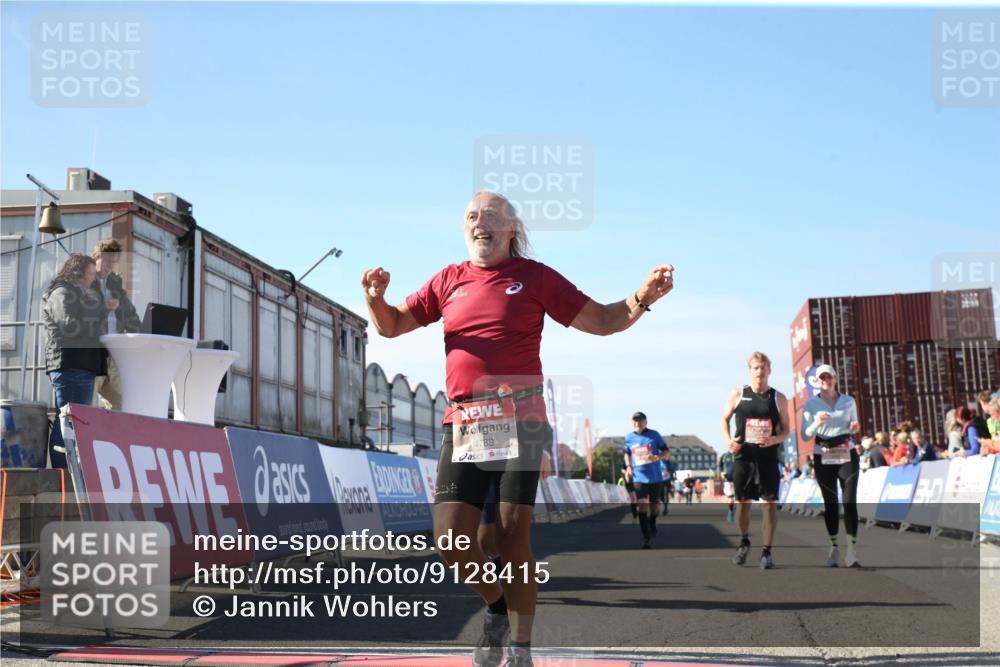 03.10.2025 - Köhlbrandbrückenlauf Jannik Wohlers http://msf.ph/oto/9128415 03.10.2025 13:39:22 Ziel 4531, 4789, 5111, 5741, 5745, 5766, 5988, 5989, 5998, 6560 meine-sportfotos.de