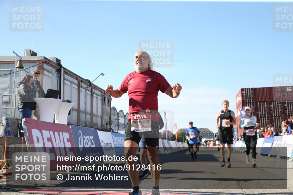 03.10.2025 - Köhlbrandbrückenlauf Jannik Wohlers http://msf.ph/oto/9128416 03.10.2025 13:39:22 Ziel 4531, 4789, 5111, 5741, 5745, 5766, 5988, 5989, 5998, 6560 meine-sportfotos.de