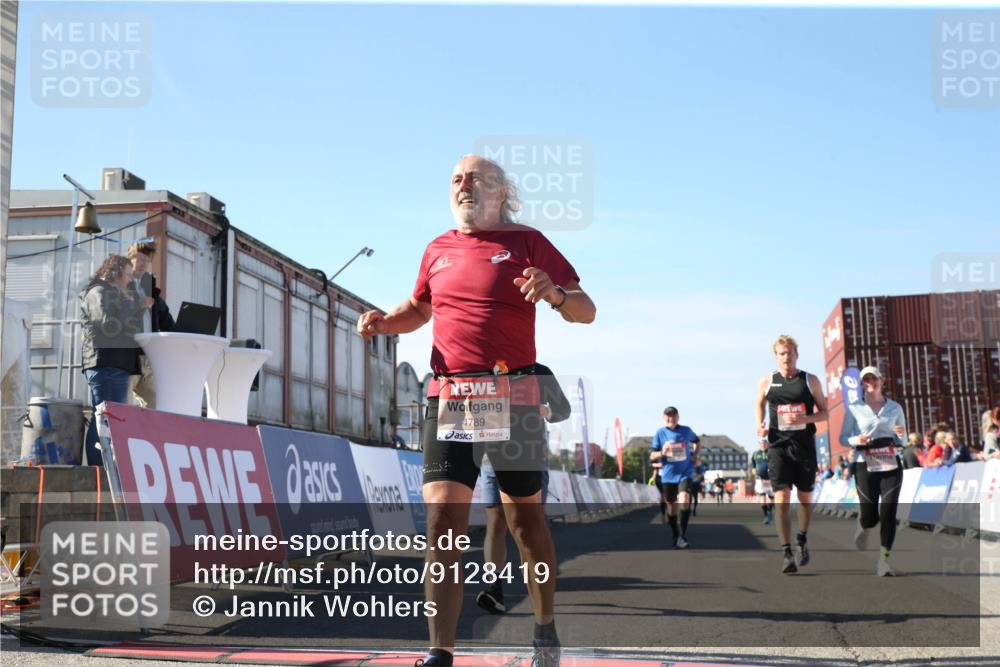 03.10.2025 - Köhlbrandbrückenlauf Jannik Wohlers http://msf.ph/oto/9128419 03.10.2025 13:39:23 Ziel 4531, 4789, 5111, 5135, 5741, 5745, 5766, 5988, 5989, 5998, 6560 meine-sportfotos.de
